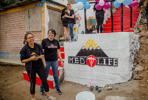 MEDLIFE-escalera-voluntariado-corporativo MEDLIFE-escalera-voluntariado-corporativo